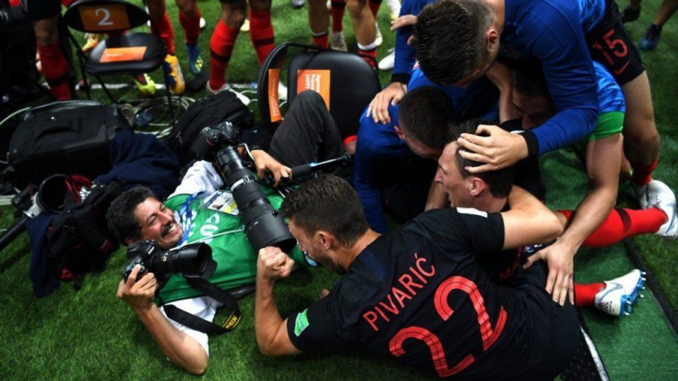 Croacia le regaló vacaciones pagas al fotógrafo aplastado en el gol de la semifinal