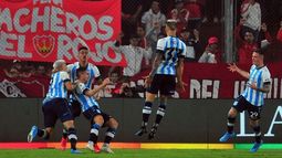 Racing festeja el triunfo en Avellaneda. /Olé