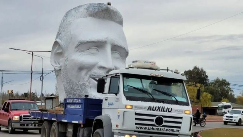 La historia detrás de la estatua de Lionel Messi más alta del mundo inaugurada en la “capital de los monumentos”.