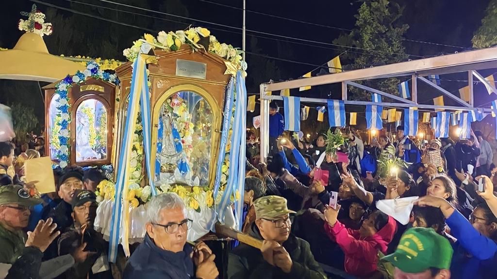 conmovedora llegada de la mamita del cerro a tumbaya