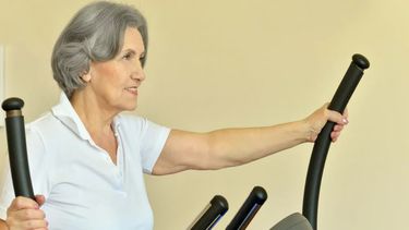 Realizar actividad física ayuda a aumentar la fuerza muscular.