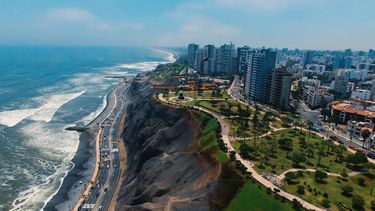 Un fuerte sismo en Lima sacudió a Perú y países vecinos