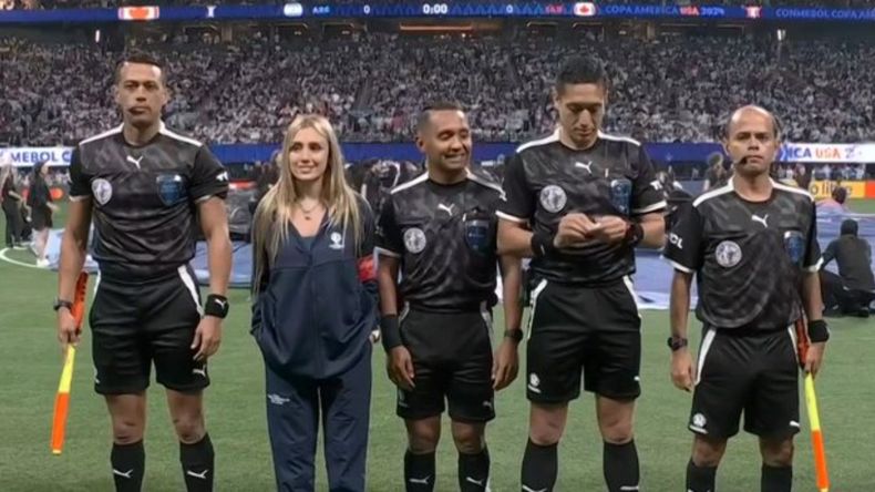 Morena Beltrán estuvo en la apertura de la Copa América