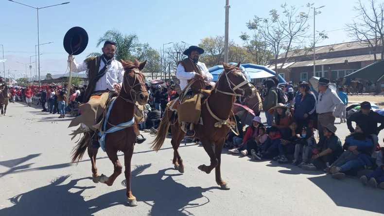 Canal 4 transmitirá en vivo el desfile cívico-militar por el Éxodo Jujeño (Foto ilustrativa)
