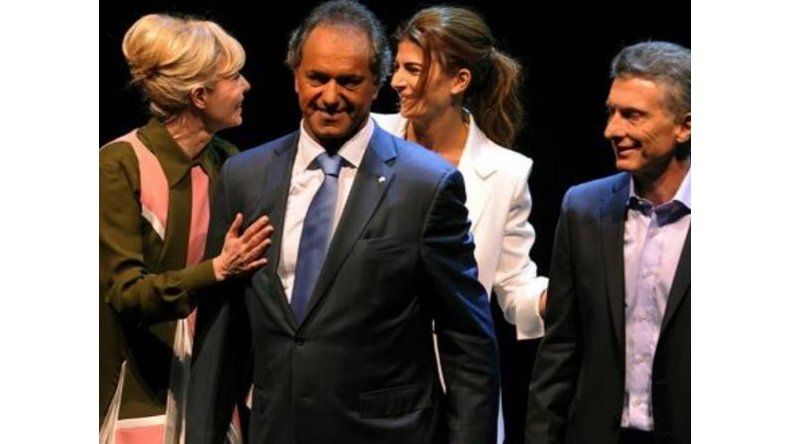 Scioli y Macri con sus esposas