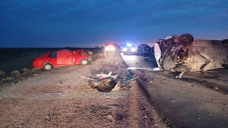 Dos personas muertas tras un choque frontal entre un auto y un minibús.