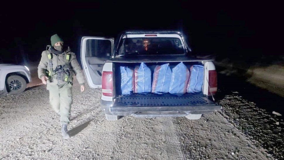Las hojas de coca eran transportadas en dos camionetas. /Foto: Prensa Gendarmería