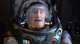 Lightyear es prohibida por incluir un beso entre mujeres.