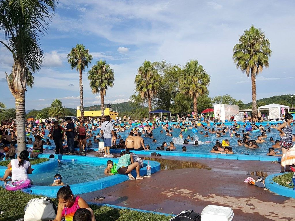 Grandes y chicos a pleno en el agua