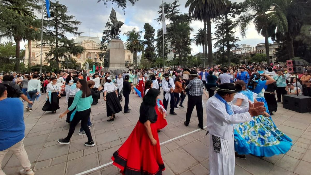 25 De Mayo En Jujuy: Bailaron Ballets En La Plaza Belgrano