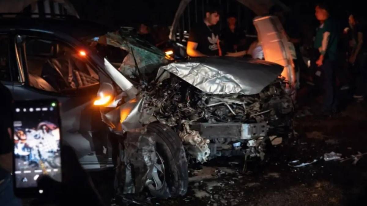 tres heridos en rn 34: revento un neumatico, perdio el control y choco contra un puente