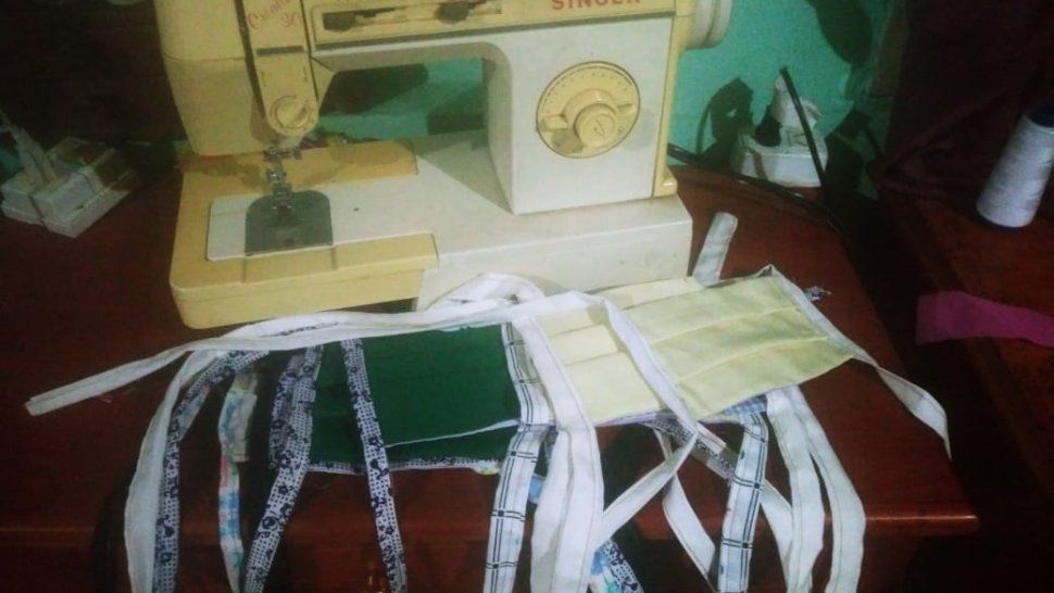 Realiza barbijos para donar a los abuelos más necesitados