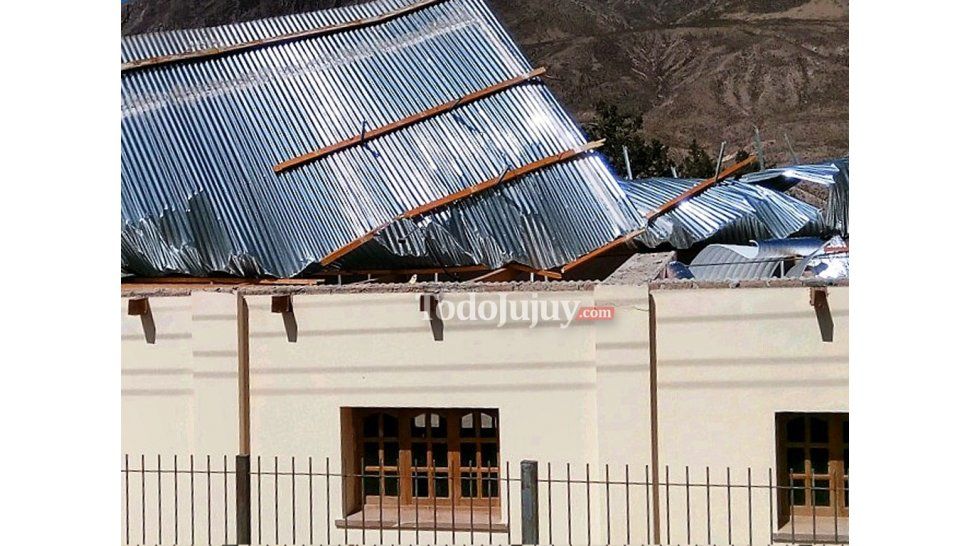 Comenzaron los arreglos en el techo de la escuela de Huacalera