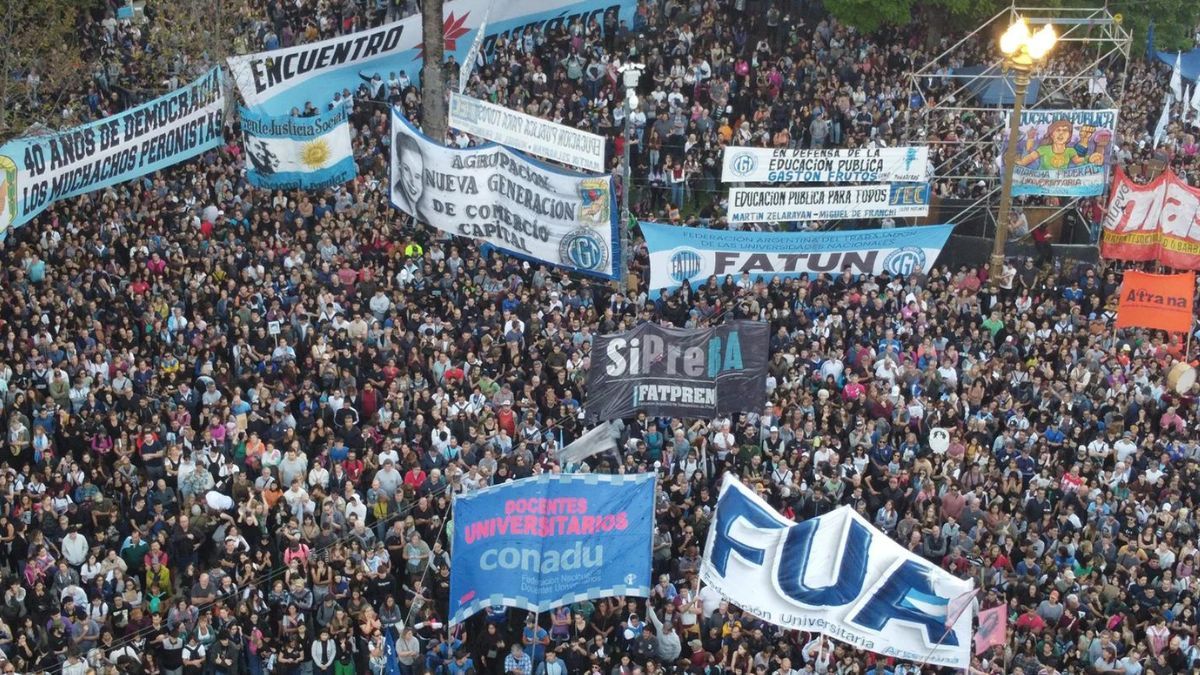 Multitudinaria marcha en defensa de la universidad pública