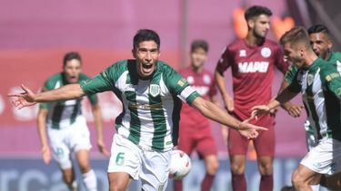 Luciano Lollo festeja su gol que le dio el triunfo a Banfield sobre Lanús en la Copa de la Liga Profesional de Fútbol.