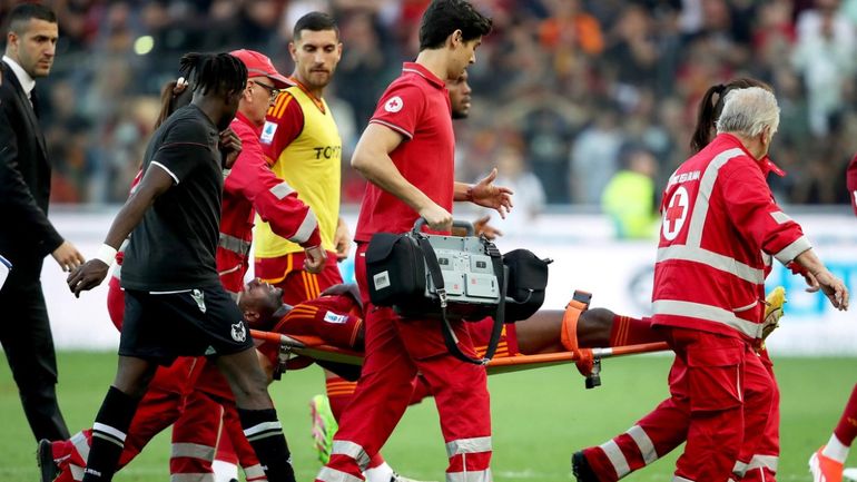 Un futbolista de la Roma colapsó en pleno partido en Italia