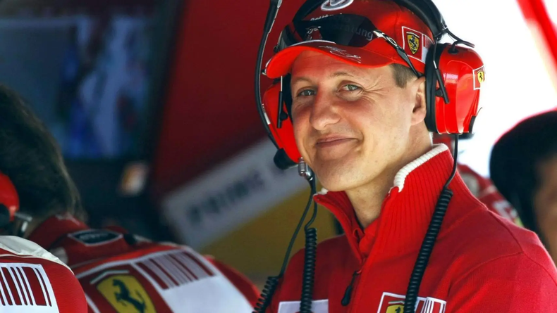 Michael Schumacher, el legendario piloto de Fórmula 1 y siete veces campeón mundial, sufrió un grave accidente de esquí el 29 de diciembre de 2013 en la estación de Méribel, en los Alpes franceses. Durante el incidente, Schumacher golpeó su cabeza contra una roca mientras esquiaba en una zona fuera de pista, a pesar de llevar casco