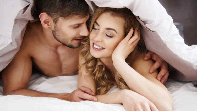 quemando_calorias_con_su_pareja_en_la_cama_joya_life_1.jpg