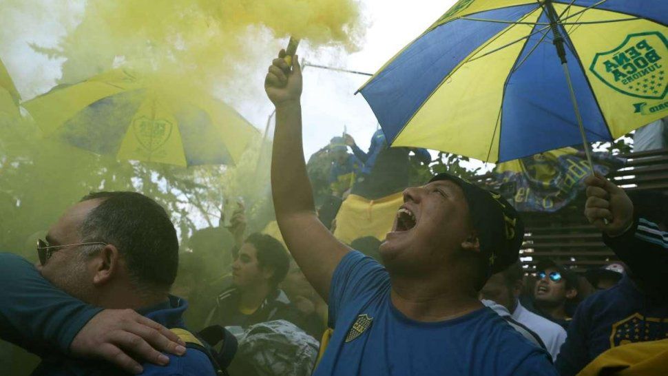 hoy se festeja el dia del hincha de boca bajo el lema #debocamasquenunca