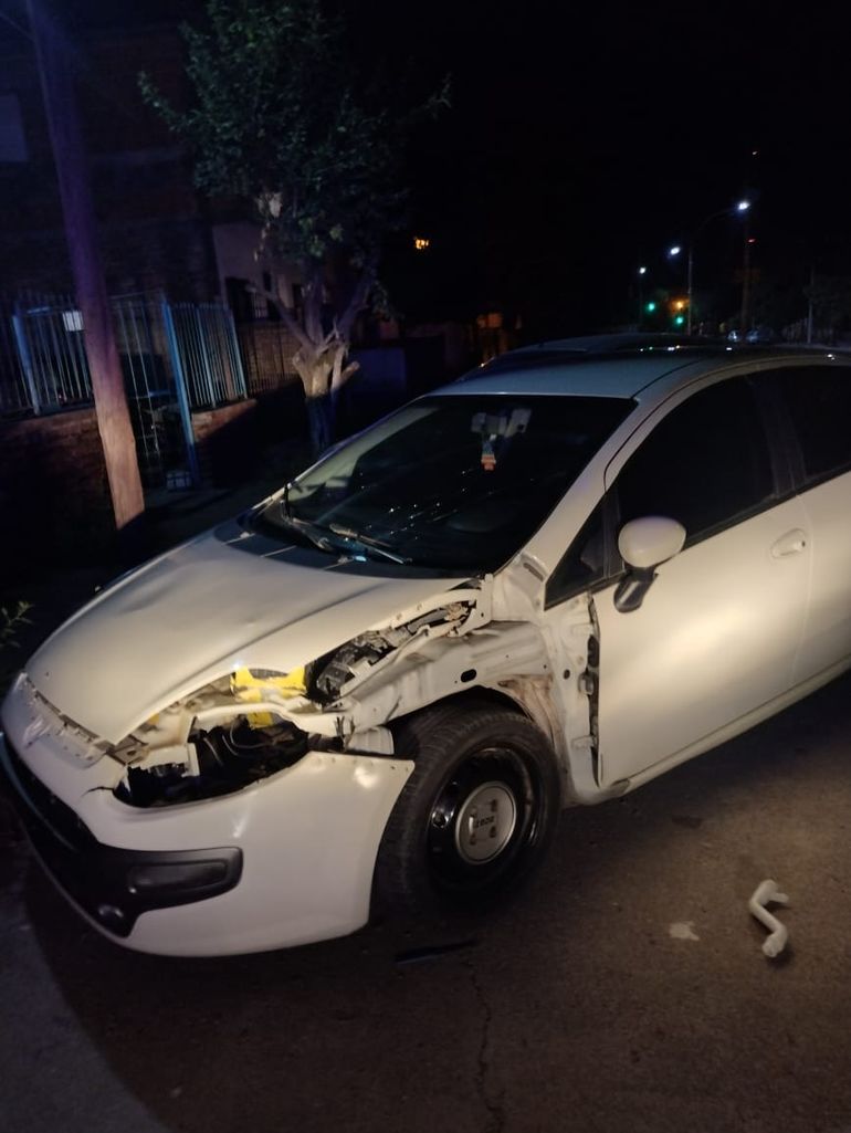 El auto violentado que dos ladrones intentaban robar en Cuyaya. /Policía de Jujuy