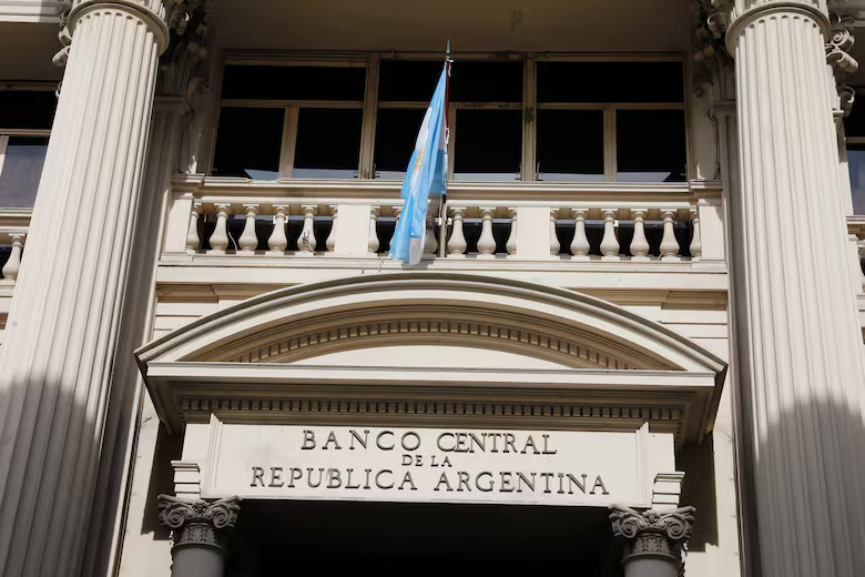 El BCRA elimina otro control sobre las operaciones en dólares: a quiénes afecta