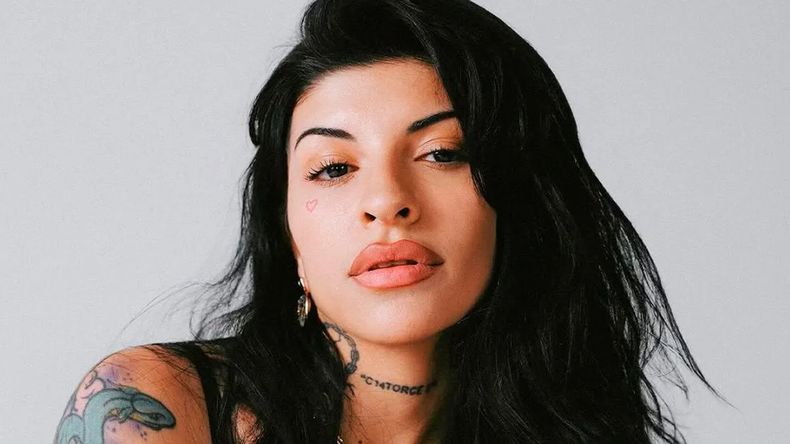 La historia de la diablita jujeña de Roca que Cazzu subió al escenario de la Manzana.