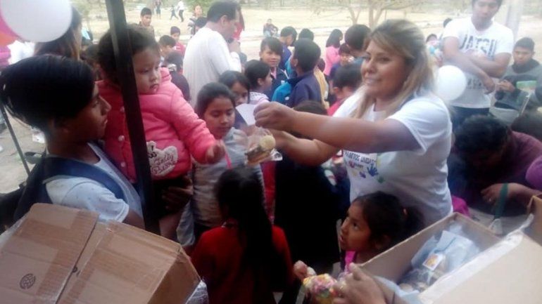 Como si fueran sus propios hijos, los contiene y alimenta. 