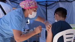 Un joven recibe una vacuna contra el covid-19 en Jujuy. /Foto: Prensa Gobernación