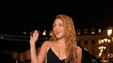Shakira deslumbró con su sorpresiva aparición en la Semana de la Moda de París.