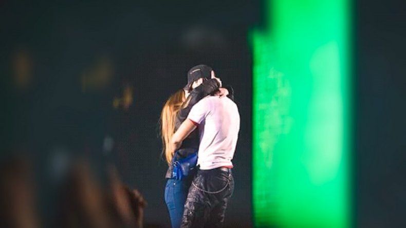 Enrique Iglesias estuvo a los besos con una fanática durante un show en Ucrania