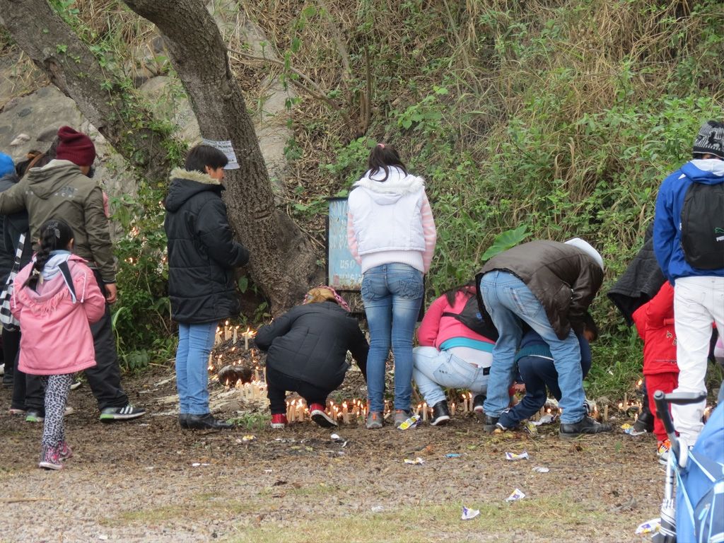 Prendiendo velas a la Virgen