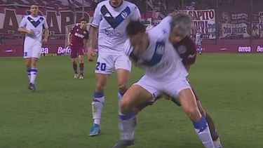 El VAR actuó y decidió echar al jugador de Lanús tras observar que le tocó los testículos al lateral de Vélez.