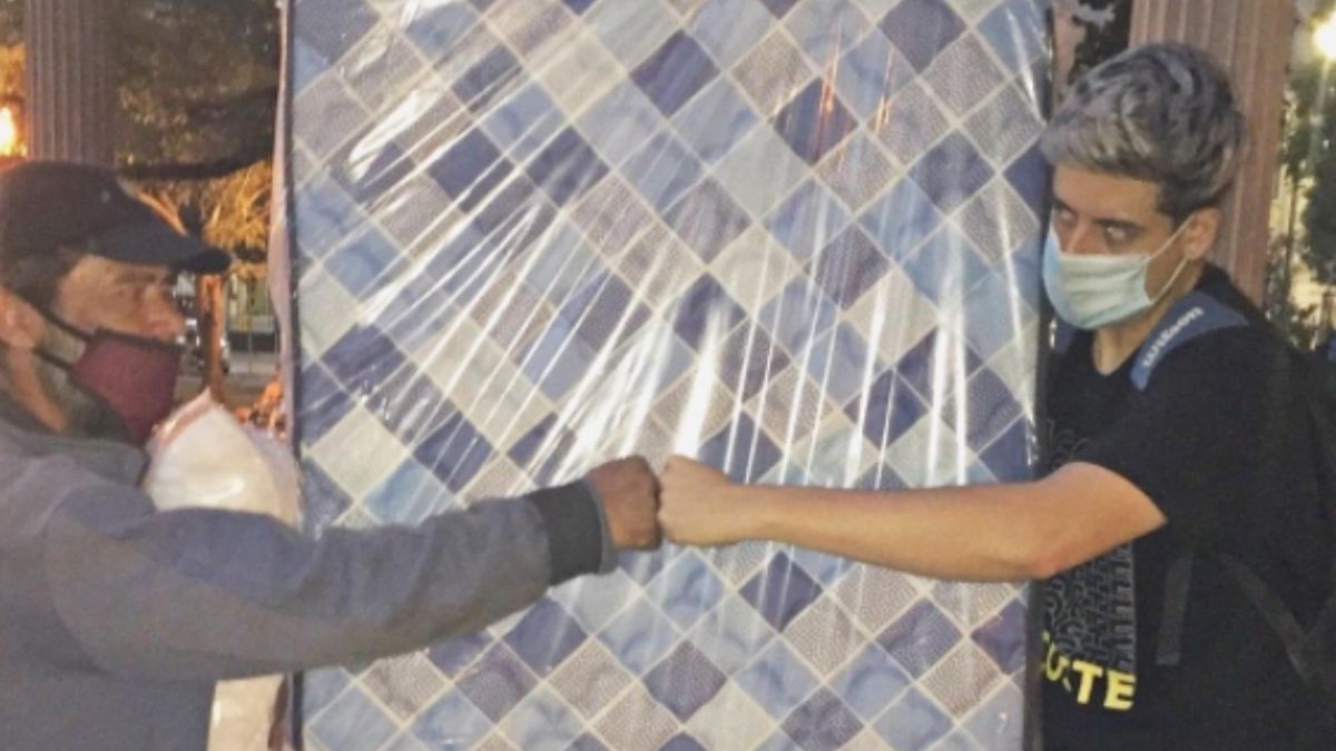 Agustín y una de las personas que ayudó gracias a su influencia en redes sociales. /Foto: Instagram