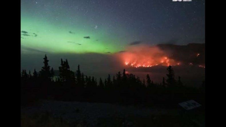 Espectáculo doble: el timelapse de una aurora boreal y un incendio en Canadá