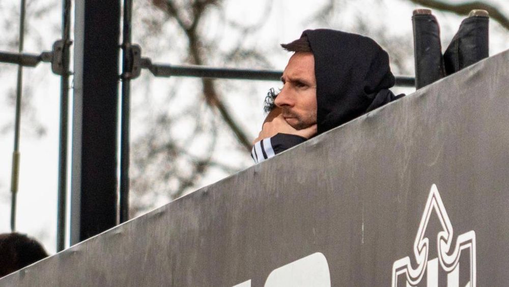 Lionel Messi reapareció tras el Mundial y alentó a Leones FC en Rosario Lionel Messi reapareció tras el Mundial y alentó a Leones FC en Rosario
