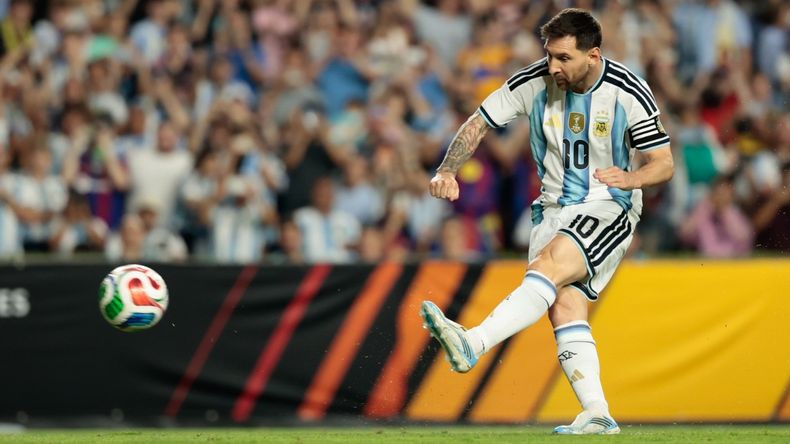 La Selección Argentina goleó a Islandia con Lionel Messi en la cancha.