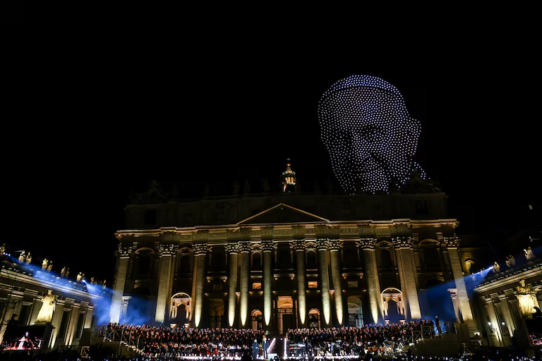 drones forman el rostro del papa francisco en el vaticano