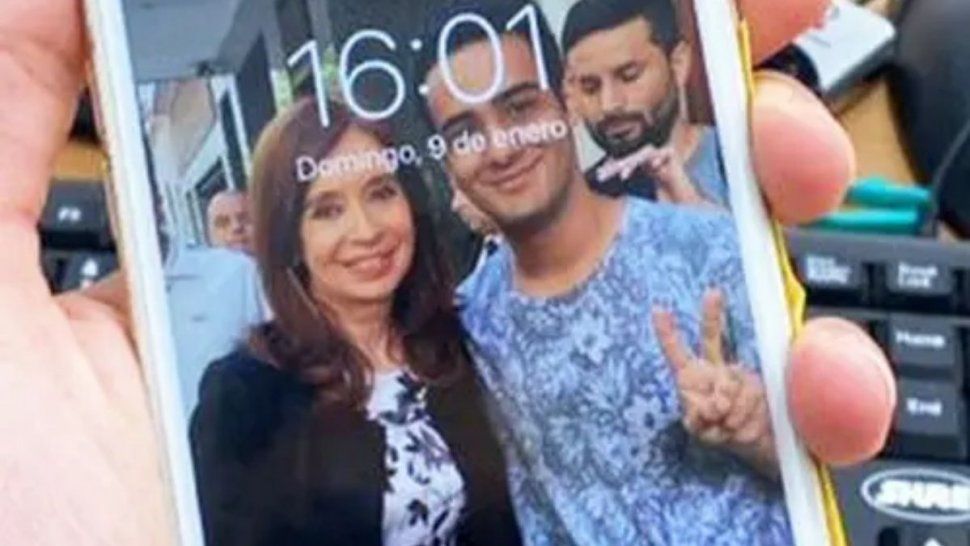 No le arreglaron el celular por tener una foto con Cristina