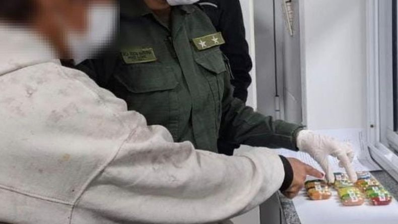 Viajaba de Jujuy a Mendoza y fue detenido en Tucumán por ingerir un kilo de cocaína