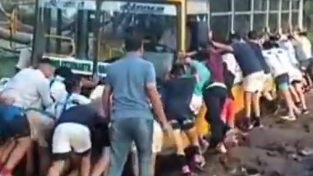 HakaBondi: Un equipo de rugby le hizo un scrum a un micro para sacarlo del barro