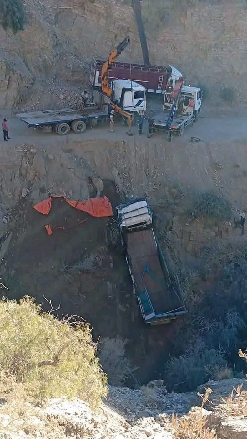 Ruta Villazón–Tarija: un camión con abono cayó a una quebrada en Yunchará