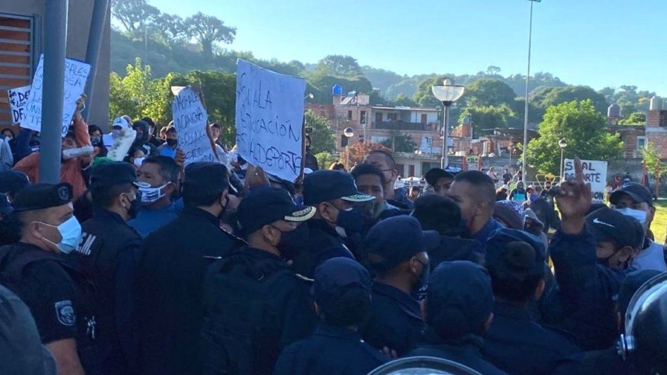 Disturbios entre vecinos y policías en Campo Verde