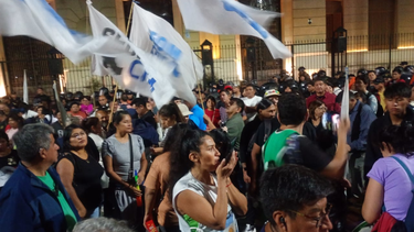Marcha de antorchas: Gremios estatales manifestaron frente a Casa de Gobierno