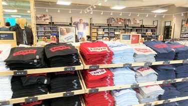 Medias, ojotas y calzoncillos son algunos de los productos que el tiktoker encontró en el local.