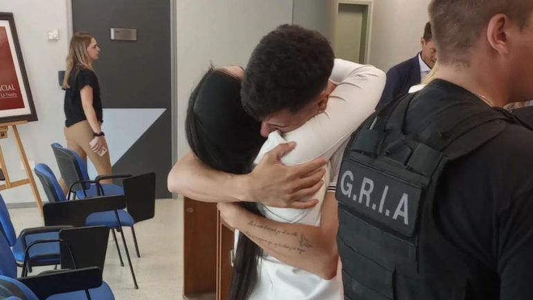 El abrazo del padre de Lucio Dupuy tras el veredicto