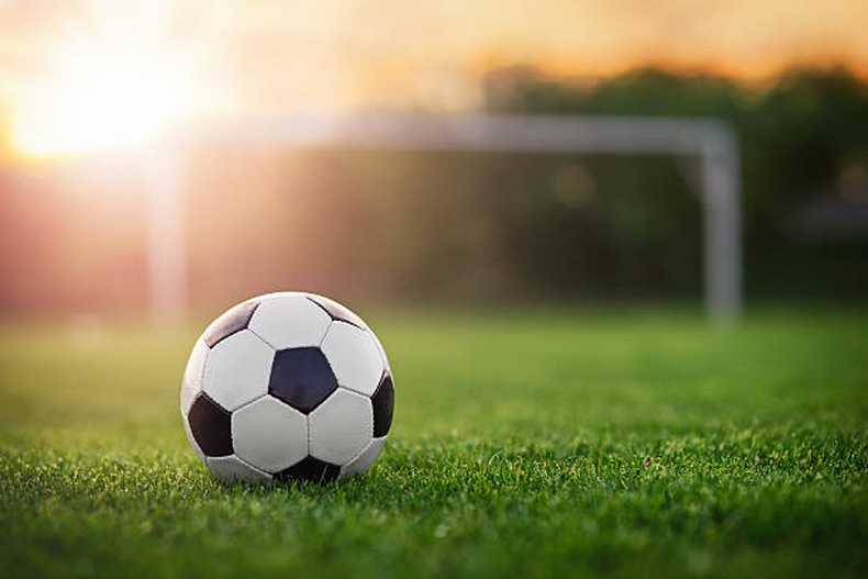 Un DT va a juicio por enviarle mensajes inapropiados a dos futbolistas adolescentes.