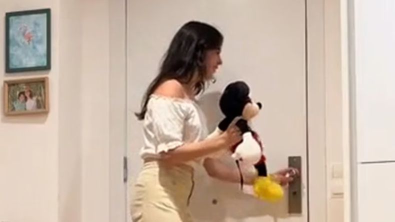 En cuestión de segundos, dos mujeres con bolsas amarillas en la cabeza entraron en escena.