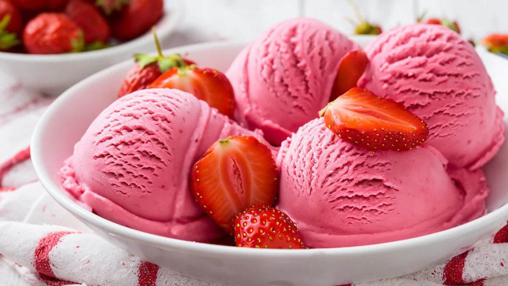 El helado de frutilla es un sabor fresco y delicioso que es perfecto para el verano.