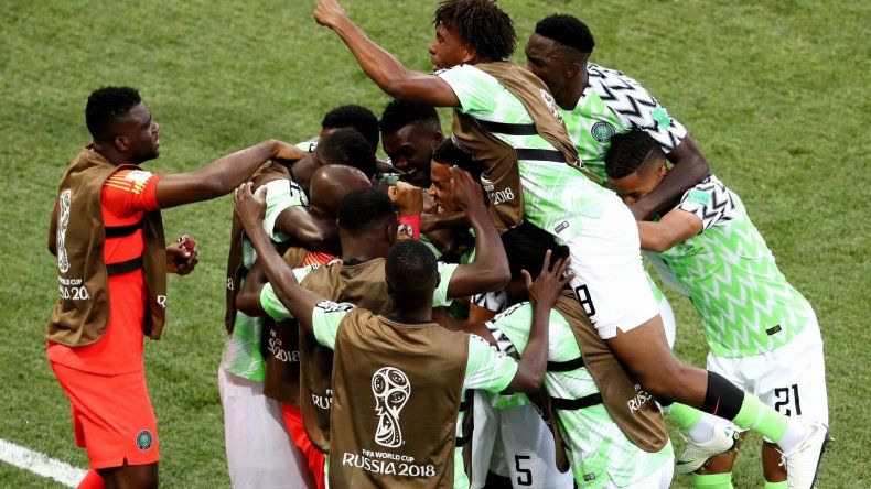 Nigeria le ganó 2 a 0 a Islandia y revivió la ilusión argentina