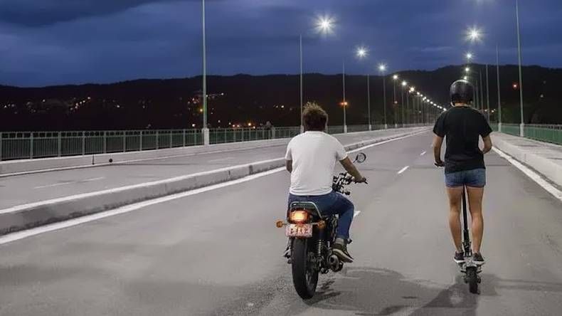 Desde hoy rige Sin casco no ingresás: control en puentes para motos y monopatines en la capital